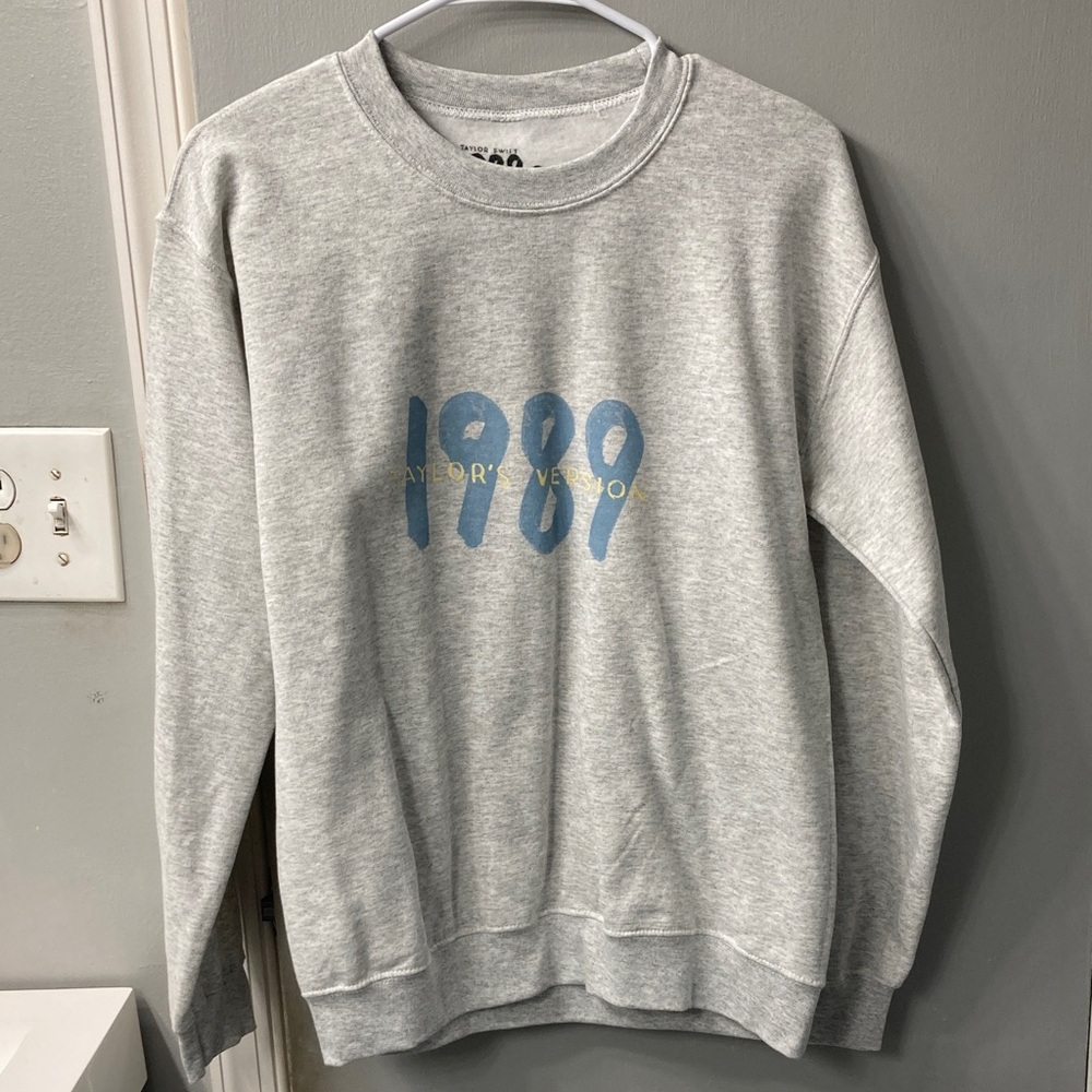 Taylor Swift Spotify Fans First Gray 1989 (Taylor's Version) Crewneck NWOT